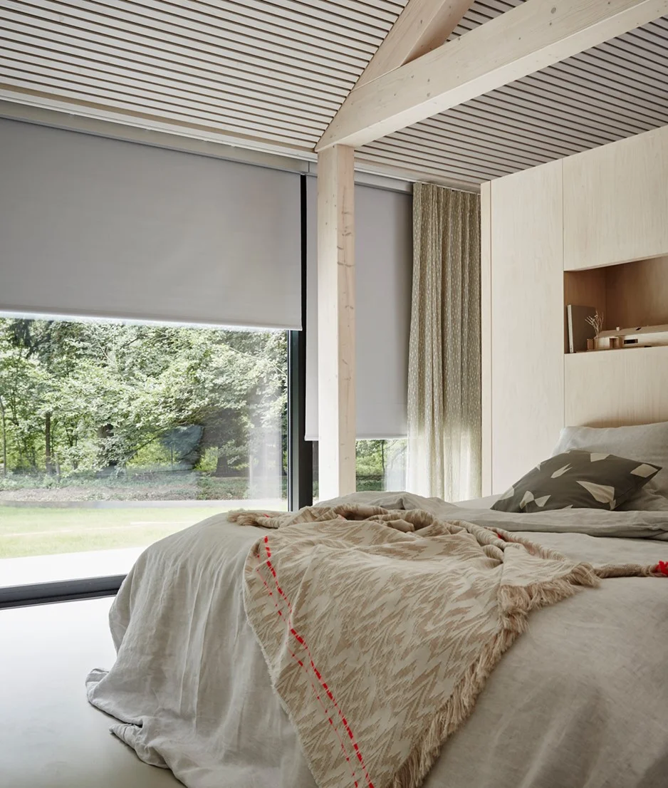 Chambre moderne avec stores et décoration intérieure Convostomo