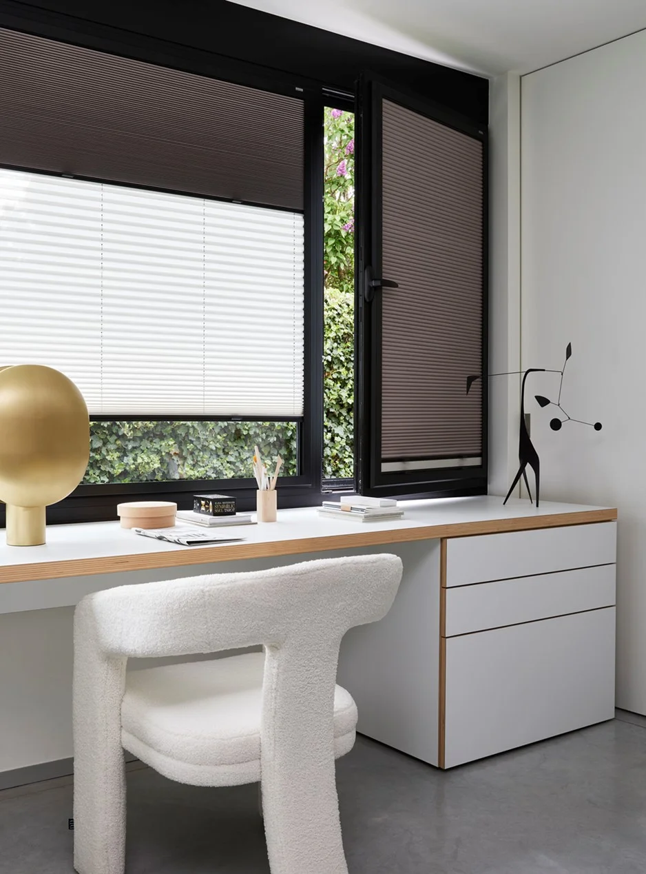 Bureau design avec stores plissés Convostomo