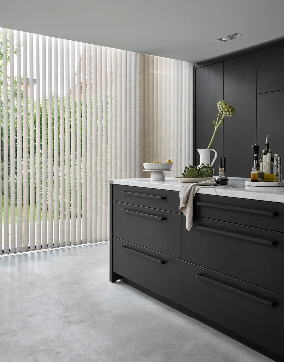 Intérieur élégant avec décoration de fenêtre Convostomo